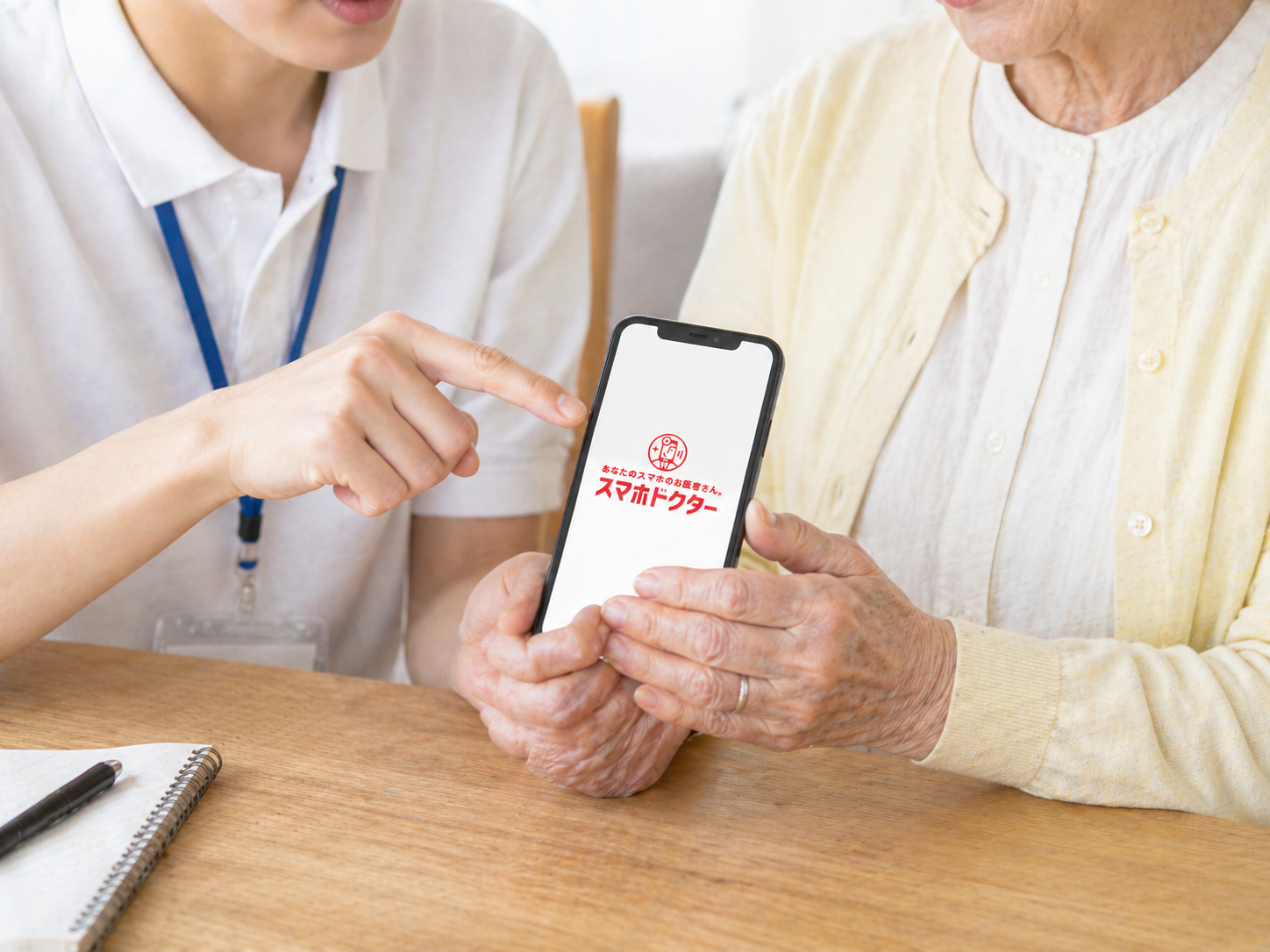 ご家族とビデオ通話するシニアの方